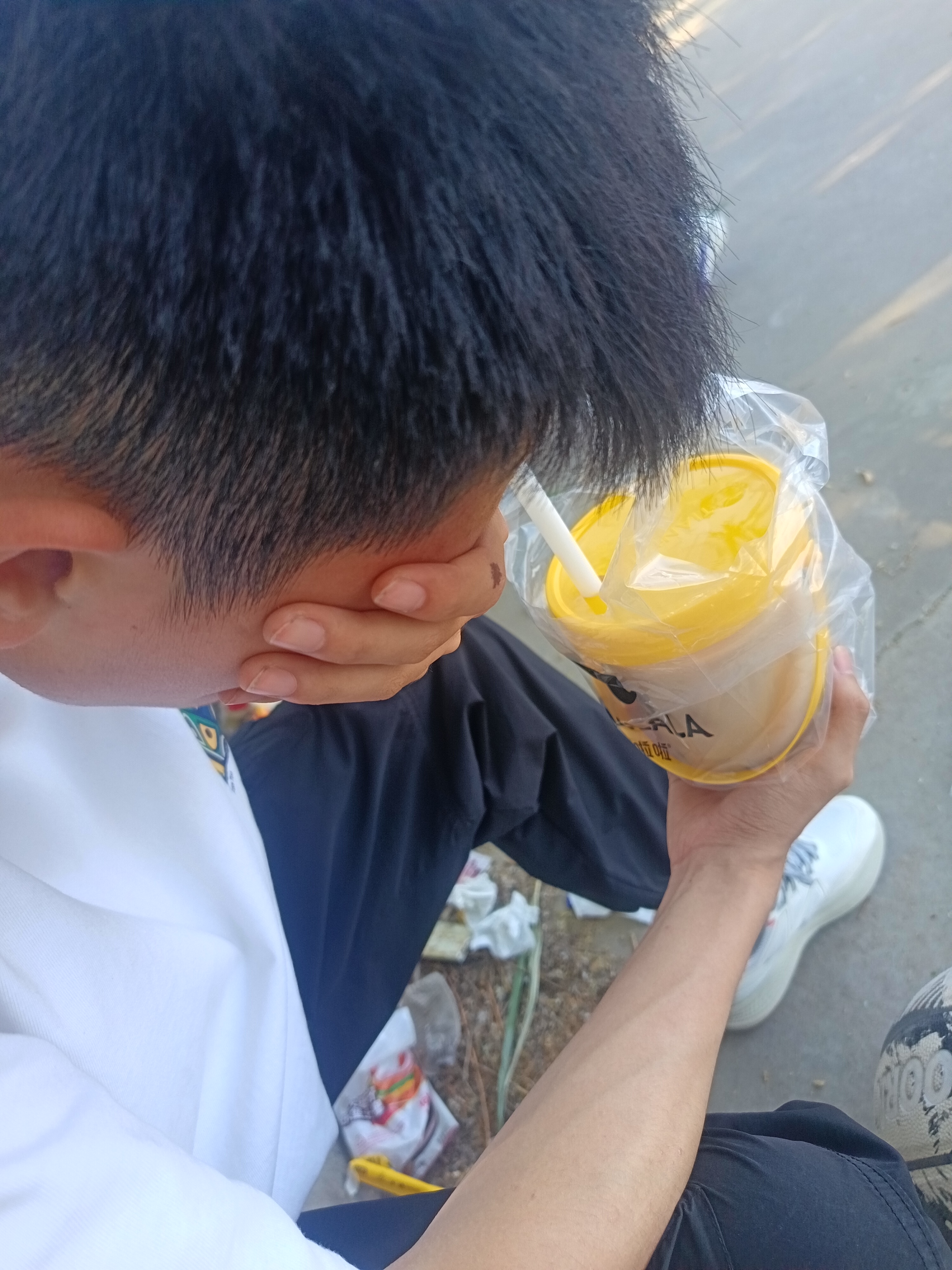 用手挡脸